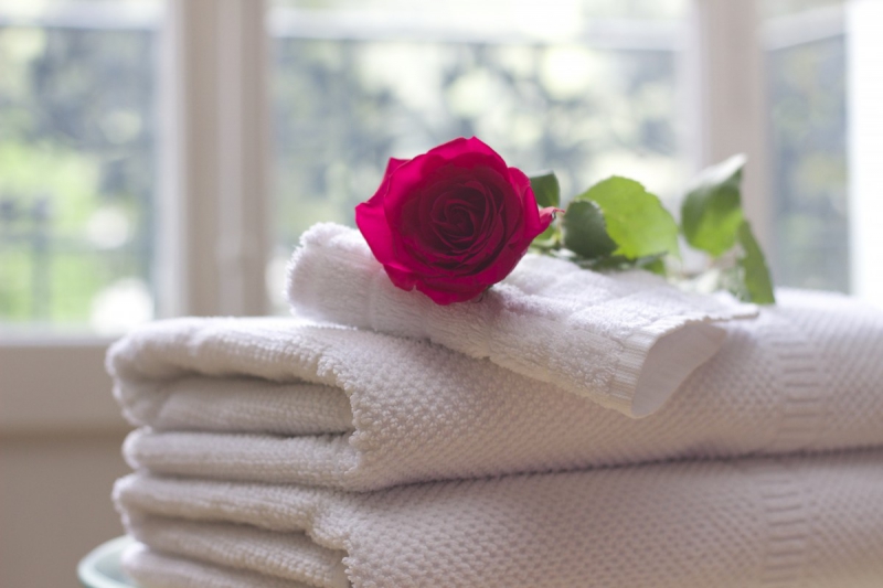 hotel-GARS-min_towel_rose_clean_care_salon_spa_white_bath-731641